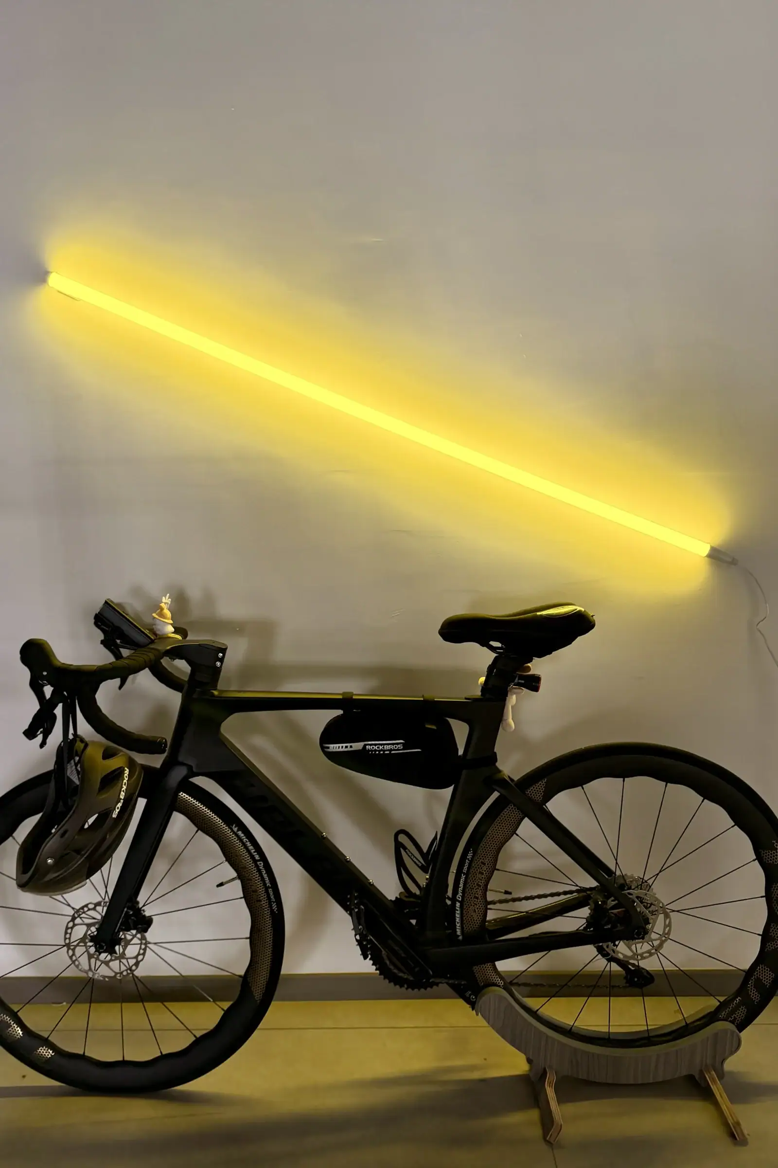 echo neon tube lamp yellow color