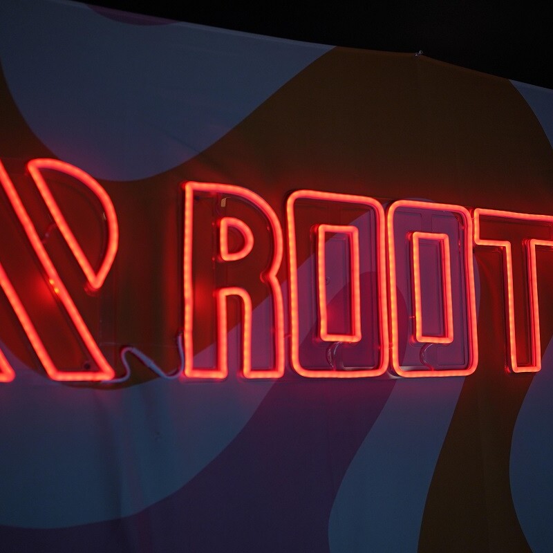 ROOTS neonsign