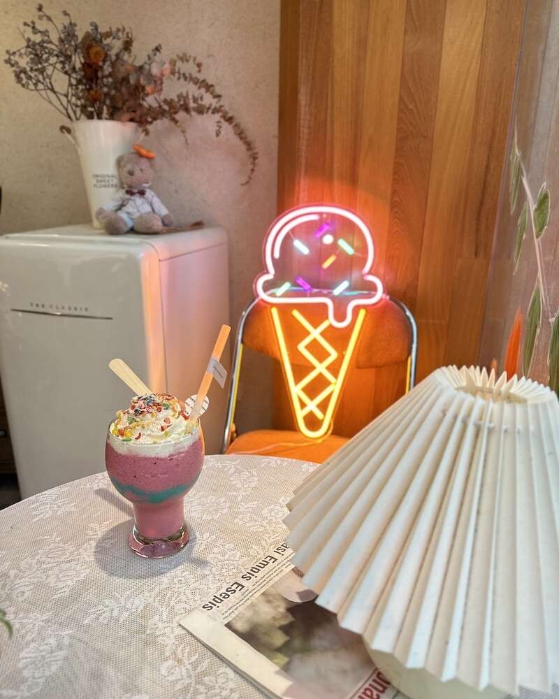 ice cream summer neon sign for cafe restaurant