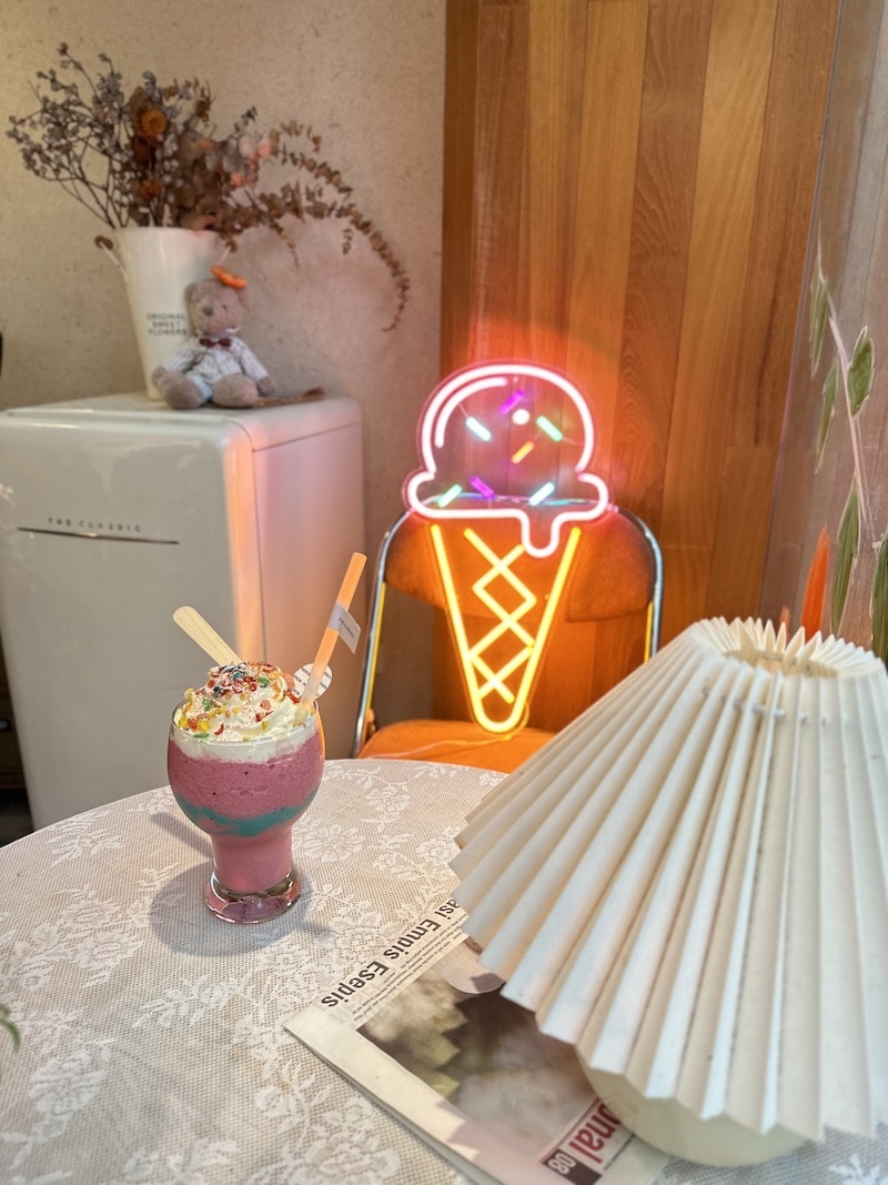 ice cream summer neon sign for cafe restaurant