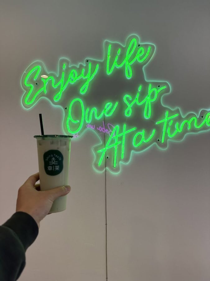 Shing Tea 79 bubble tea shop neon signs in Philadelphia