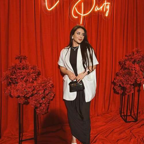 custom neon sign decor for influencer photo shooting