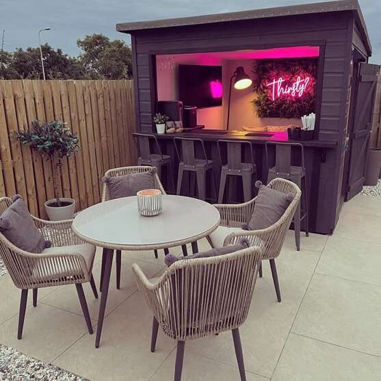 outdoor patio neon sign for patio bar