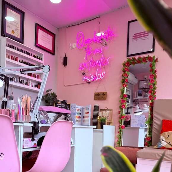 Pink nail salon neon sign for a stylish manicure space